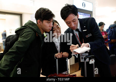 Tokio, Japan. 17 Mär, 2019. Chinesische Eiskunstlauf paar Sui Wenjing (C)/Han Cong (L) bestätigen Informationen mit dem Ausschuss Personal 2019 Saitama ISU Weltmeisterschaften im Haneda International Airport in Tokio, Japan, am 17. März 2019. Credit: Wang Lili/Xinhua/Alamy leben Nachrichten Stockfoto