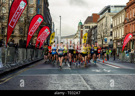 Belfast, Nordirland, Großbritannien. 17. März 2019. Fast 2000 Läufer aller Altersgruppen, Formen und Größen nahmen an der 2019 Spar Craic 10 K laufen in Belfast. Das Rennen begann am Rathaus Wicklung um der Falls Road und der Fertigung bei Ormeau Park, Kredit: Bonzo/Alamy leben Nachrichten Stockfoto