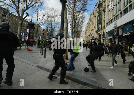 Paris, Frankreich. 16. März 2019. Gewalt in Paris im 18. aufeinander folgenden Wochenende im Gelb Protest ausbrechen, mit Tausenden von Demonstranten auf der Champs Elysees und der Avenue abbiegen auf einem Schlachtfeld, als die Demonstranten zerstörten und plünderten Geschäfte im Protest gegen Steuer- und Wirtschaftspolitik der französische Präsident. Eine Bank und zwei zeitungskioske wurden in Flammen, während ein Restaurant und einige Geschäfte Windows zertrümmert wurden. Credit: ZUMA Press, Inc./Alamy leben Nachrichten Stockfoto