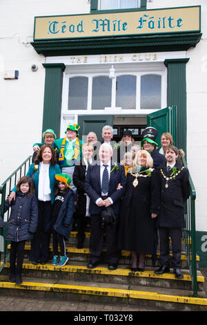 Cheshire, Großbritannien. 17. März 2019. Die jährliche St. Patrick's Day Parade statt, um 10.30 Uhr beginnend am Morgen von der irischen Verein in Orford Lane in "Der Fluss des Lebens" in der Bridge Street im Stadtzentrum, wo sehr kurz gehalten wurde der 25. Jahrestag der Bombardierung Warrington Credit: John Hopkins/Alamy Leben Nachrichten zu erinnern Stockfoto