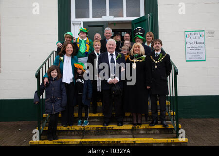 Cheshire, Großbritannien. 17. März 2019. Die jährliche St. Patrick's Day Parade statt, um 10.30 Uhr beginnend am Morgen von der irischen Verein in Orford Lane in "Der Fluss des Lebens" in der Bridge Street im Stadtzentrum, wo sehr kurz gehalten wurde der 25. Jahrestag der Bombardierung Warrington Credit: John Hopkins/Alamy Leben Nachrichten zu erinnern Stockfoto