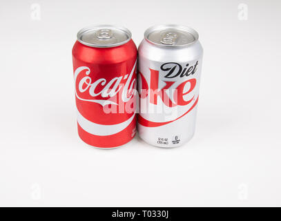 Eine Dose Coca-Cola und Pepsi auf weißem Hintergrund Stockfoto