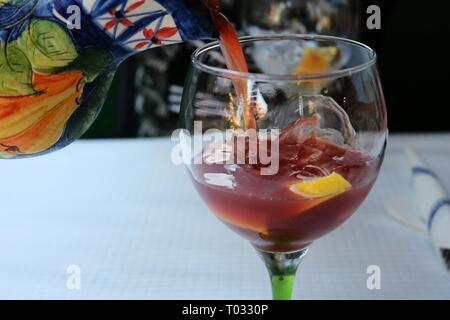 Wein in ein Glas gießen Stockfoto