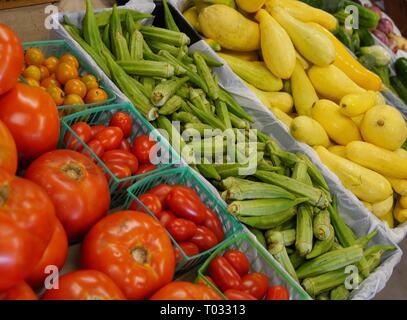 Frische Produkte vom Bauernhof auf den Markt wie rote reife Tomaten, Okra, und gelbe Gurken Stockfoto