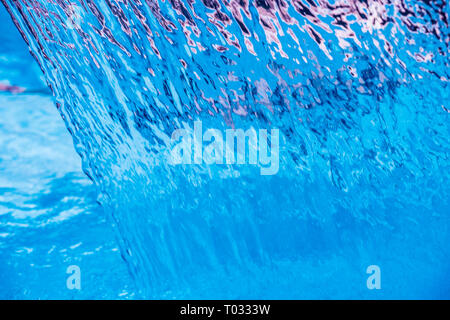 Abstrakte Textur. Türkis Wasserfall in den Pool Stockfoto
