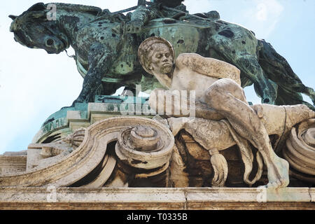 Statue von Prinz Eugen von Savoyen mit türkischen Gefangenen außerhalb der Königlichen Palast in der Burg von Buda Budapest, Ungarn Stockfoto