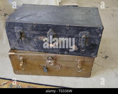 Zwei antike Schwarz und Gold Holzkisten mit rostigen Griffe und Schlösser Stockfoto