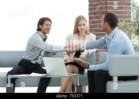 International Business Partner die Hände schütteln an der Sitzung im Büro Stockfoto