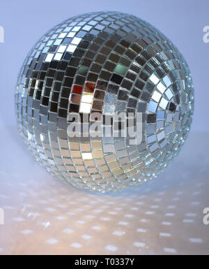 Mirror Ball. auf einem dunklen Hintergrund isoliert. Foto mit Kopie Raum Stockfoto