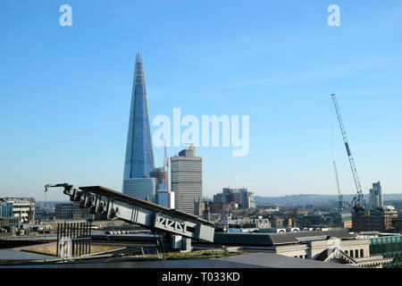 Blick auf den Shard Gebäude und Stadtbild Blick nach Süden von einer Neuen Change Dachterrasse in der Stadt London UK KATHY DEWITT Stockfoto
