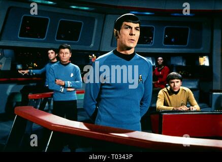 STAR TREK, DEFOREST KELLEY, Leonard Nimoy, Nichelle Nichols, WALTER KOENIG, 1966 Stockfoto