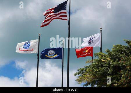 Flagge der Vereinigten Staaten flankiert von den Flaggen der, US Coast Guard, US Navy, US Marine Corps und der US Coast Guard aus ihren jeweiligen Pole. Stockfoto