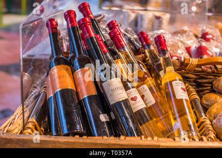 Flaschen Schnaps aus Aprikosen und Trauben am Naschmarkt in Wien, Österreich. Stockfoto