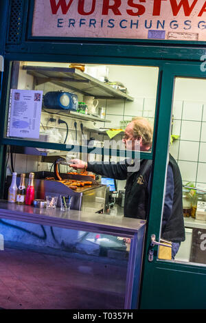 Lokale bratwurst Wurst eher auf große Grill am Naschmarkt Linke Wienzeile Open-Air-Markt. Österreich. Stockfoto