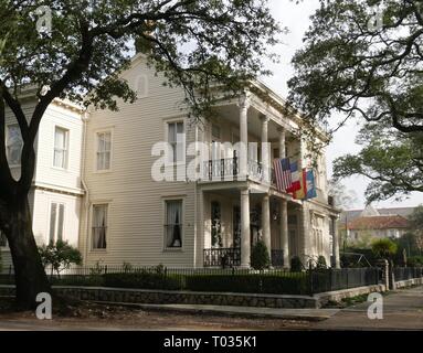 Seitenansicht eines alten Kolonialhauses entlang der Charles Avenue in New Orleans, Louisiana, mit Bäumen, die die Aufnahme umrahmten Stockfoto