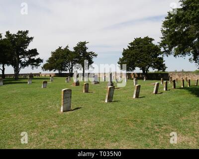 FORT RENO, OKLAHOMA – APRIL 2017: Alte Grabsteine auf dem Fort Reno Post Friedhof am Militärposten in Fort El Reno, gegründet 1874. Stockfoto