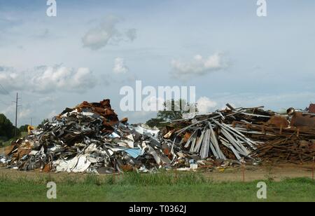 Riesiger Haufen Schrott und gemischter Müll am Straßenrand Stockfoto