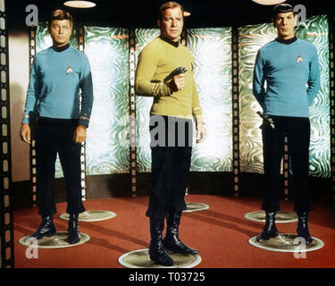 DEFOREST KELLEY, William Shatner, Leonard Nimoy, STAR TREK, 1966 Stockfoto