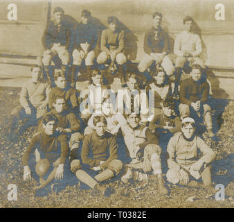 Antike c 1910 Foto, Fußball Team besteht aus einer Gruppe von jungen Männern. Quelle: original Foto Stockfoto