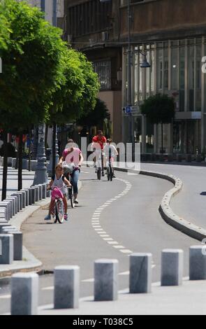 Bukarest, Rumänien - Juli 01, 2018: Radfahrer fahren Fahrräder, die auf dem Sieg Avenue Radweg in Bukarest, Rumänien. Stockfoto