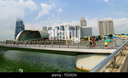 SINGAPUR – MÄRZ 2016: Foto des Geschäftsviertels von Singapur an der Bucht. Stockfoto