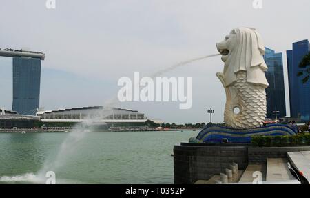 ONE FULLERTON, SINGAPUR – 2016. MÄRZ: Merlion Park in Singapur, ein beliebtes Wahrzeichen in der Nähe des Central Business District. Stockfoto