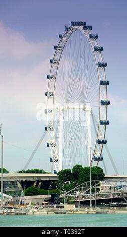SINGAPUR, SINGAPUR – 2016. MÄRZ: Riesige Fähren fahren in Singapurs Innenstadt, einem der wichtigsten Reiseziele, die Besucher anziehen. Stockfoto