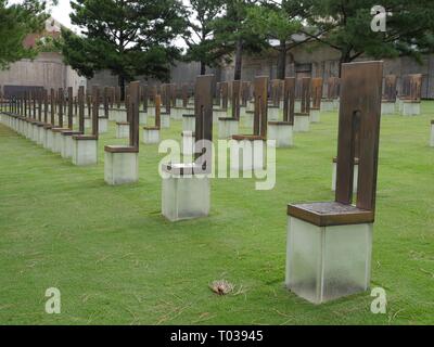 OKLAHOMA CITY, USA – AUGUST 2015: Das Feld leerer Stühle vor dem Oklahoma City National Memorial, eine Hommage an alle, die bei den Bombenanschlägen von 2005 ums Leben kamen. Stockfoto