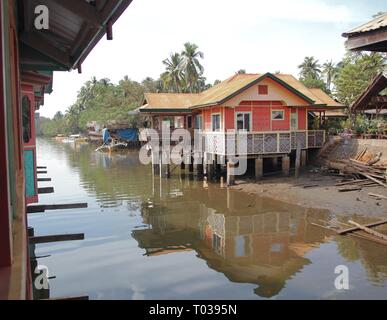 SURIGAO DEL SUR, PHILIPPINEN – AUGUST 2014: Häuser am Flussufer in Pfosten, um sie vor aufsteigendem Wasser in Surigao del Sur zu schützen Stockfoto