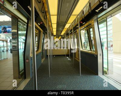 ORLANDO, FLORIDA – SEPTEMBER 2015: Flughafen-Shuttle wartet auf den Transport von Passagieren von einem Terminal zum anderen am Orlando International Airport Stockfoto