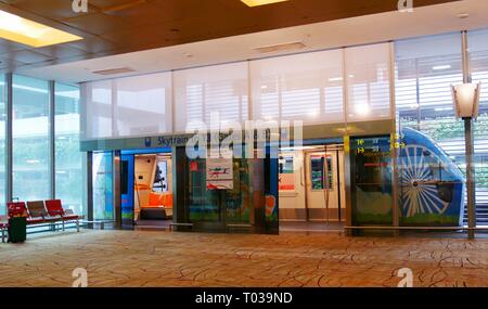 CHANGI AIRPORT, SINGAPUR – 2016. MÄRZ: Gate zum Skytrain für Terminal 3 am Changi Airport in Singapur. Stockfoto