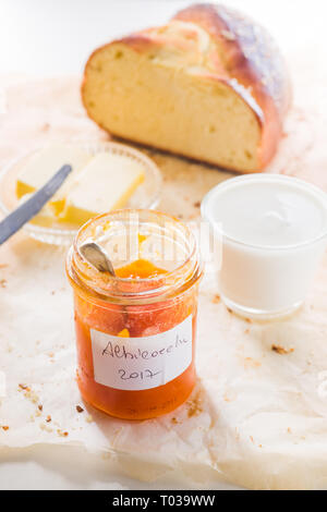 Hausgemachte Aprikosen jamwith Datum der Produktion vor geschrieben, auf Glas. Stockfoto