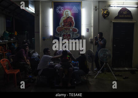 Nakhon Chaisi, Thailand. 16. März 2019. Ein Devotee erhält eine schützende Tattoo auf seinem Rücken während der jährlichen Wat Bang Phra Tattoo Festival in Nakhon Chaisi Bezirk, Thailand, etwa 50 km westlich von Bangkok, am 16. März 2019. Während Tausende von Thais Leute am Schrein im Wat Bang Phra Nakhon Chai Si Region versammelt, (ca. 50 km westlich von Bangkok), um zu sehen, den Wat Bang Phra Tattoo Festival Quelle: PACIFIC PRESS/Alamy leben Nachrichten Stockfoto