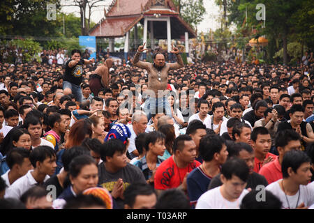 Nakhon Chaisi, Thailand. 16. März 2019. Ein Devotee erhält eine schützende Tattoo auf seinem Rücken während der jährlichen Wat Bang Phra Tattoo Festival in Nakhon Chaisi Bezirk, Thailand, etwa 50 km westlich von Bangkok, am 16. März 2019. Während Tausende von Thais Leute am Schrein im Wat Bang Phra Nakhon Chai Si Region versammelt, (ca. 50 km westlich von Bangkok), um zu sehen, den Wat Bang Phra Tattoo Festival Quelle: PACIFIC PRESS/Alamy leben Nachrichten Stockfoto