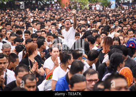 Nakhon Chaisi, Thailand. 16. März 2019. Ein Devotee erhält eine schützende Tattoo auf seinem Rücken während der jährlichen Wat Bang Phra Tattoo Festival in Nakhon Chaisi Bezirk, Thailand, etwa 50 km westlich von Bangkok, am 16. März 2019. Während Tausende von Thais Leute am Schrein im Wat Bang Phra Nakhon Chai Si Region versammelt, (ca. 50 km westlich von Bangkok), um zu sehen, den Wat Bang Phra Tattoo Festival Quelle: PACIFIC PRESS/Alamy leben Nachrichten Stockfoto