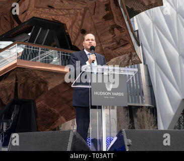 Hudson Yards ist lagest private Entwicklung in New York. Der Präsident und CEO von Oxford Properties Group Blake Hutcheson spricht am Tag öffnen am Hudson Yards von Manhattan (Foto von Lew Radin/Pacific Press) Stockfoto