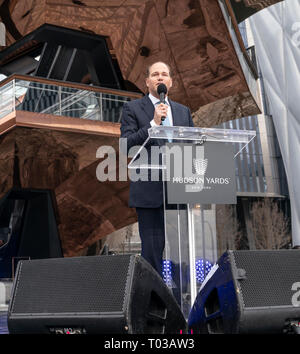 Hudson Yards ist lagest private Entwicklung in New York. Der Präsident und CEO von Oxford Properties Group Blake Hutcheson spricht am Tag öffnen am Hudson Yards von Manhattan (Foto von Lew Radin/Pacific Press) Stockfoto