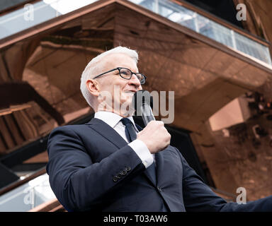 Hudson Yards ist lagest private Entwicklung in New York. Anderson Cooper spricht am Tag öffnen am Hudson Yards von Manhattan (Foto von Lew Radin/Pacific Press) Stockfoto