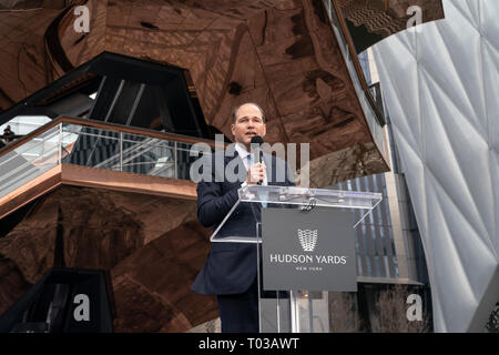 Hudson Yards ist lagest private Entwicklung in New York. Der Präsident und CEO von Oxford Properties Group Blake Hutcheson spricht am Tag öffnen am Hudson Yards von Manhattan (Foto von Lew Radin/Pacific Press) Stockfoto