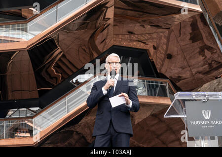 Hudson Yards ist lagest private Entwicklung in New York. Anderson Cooper spricht am Tag öffnen am Hudson Yards von Manhattan (Foto von Lew Radin/Pacific Press) Stockfoto