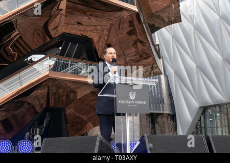 Hudson Yards ist lagest private Entwicklung in New York. Der Präsident und CEO von Oxford Properties Group Blake Hutcheson spricht am Tag öffnen am Hudson Yards von Manhattan (Foto von Lew Radin/Pacific Press) Stockfoto