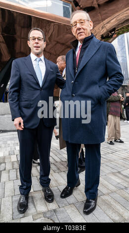 New York, Vereinigte Staaten. 15 Mär, 2019. Hudson Yards ist lagest private Entwicklung in New York. Präsident & CEO von Oxford Gruppe Blake Hutcheson, Vorsitzender der Verbundenen Unternehmen Stephen Ross besuchen öffnung Tag am Hudson Yards von Manhattan Credit: Lev Radin/Pacific Press/Alamy leben Nachrichten Stockfoto