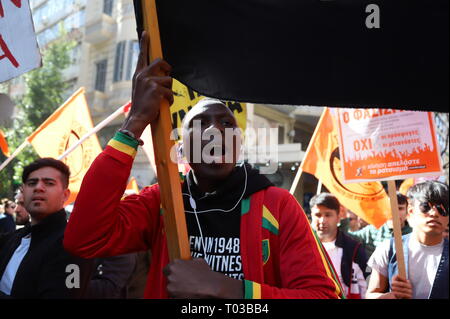 Athen, Griechenland. 16 Mär, 2019. Flüchtlinge, Migranten und ihre Unterstützer in Athen als Teil des Internationalen Tages demonstrieren für die Beseitigung der Rassendiskriminierung. Credit: George Panagakis/Pacific Press/Alamy leben Nachrichten Stockfoto