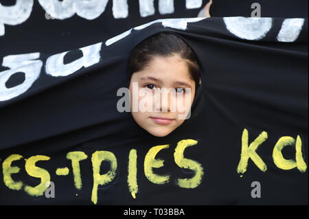 Athen, Griechenland. 16 Mär, 2019. Flüchtlinge, Migranten und ihre Unterstützer in Athen als Teil des Internationalen Tages demonstrieren für die Beseitigung der Rassendiskriminierung. Credit: George Panagakis/Pacific Press/Alamy leben Nachrichten Stockfoto