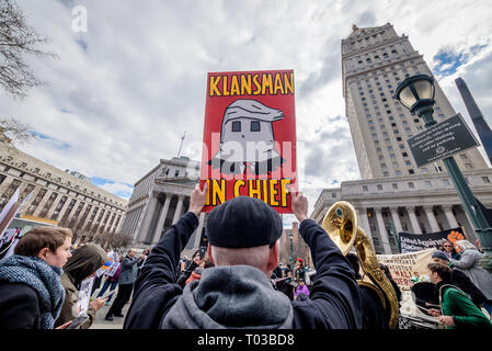 New York, Vereinigte Staaten. 16 Mär, 2019. New York City ist seit über drei Dutzend Städte auf der ganzen Welt am 16. März 2019 betrieb großer Demonstrationen der Vereinten Nationen Tag der Beseitigung der Rassendiskriminierung zu markieren. Der Marsch gegen Rassismus und Faschismus war, die durch die Koalition der Vereinigten gegen Rassismus und Faschismus - NYC, Gemeinschaft Gruppen und Einzelpersonen organisiert sich zu beschreiben als "United Massenopposition gegen die erstarkenden Rechtsextremen." Credit: Erik McGregor/Pacific Press/Alamy Leben Nachrichten zu mobilisieren. Stockfoto