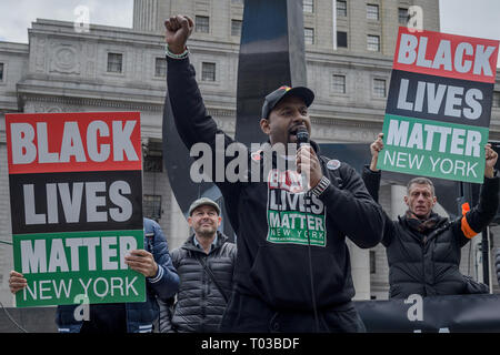 New York, Vereinigte Staaten. 16 Mär, 2019. New York City ist seit über drei Dutzend Städte auf der ganzen Welt am 16. März 2019 betrieb großer Demonstrationen der Vereinten Nationen Tag der Beseitigung der Rassendiskriminierung zu markieren. Der Marsch gegen Rassismus und Faschismus war, die durch die Koalition der Vereinigten gegen Rassismus und Faschismus - NYC, Gemeinschaft Gruppen und Einzelpersonen organisiert sich zu beschreiben als "United Massenopposition gegen die erstarkenden Rechtsextremen." Credit: Erik McGregor/Pacific Press/Alamy Leben Nachrichten zu mobilisieren. Stockfoto