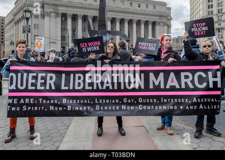 New York, Vereinigte Staaten. 16 Mär, 2019. New York City ist seit über drei Dutzend Städte auf der ganzen Welt am 16. März 2019 betrieb großer Demonstrationen der Vereinten Nationen Tag der Beseitigung der Rassendiskriminierung zu markieren. Der Marsch gegen Rassismus und Faschismus war, die durch die Koalition der Vereinigten gegen Rassismus und Faschismus - NYC, Gemeinschaft Gruppen und Einzelpersonen organisiert sich zu beschreiben als "United Massenopposition gegen die erstarkenden Rechtsextremen." Credit: Erik McGregor/Pacific Press/Alamy Leben Nachrichten zu mobilisieren. Stockfoto