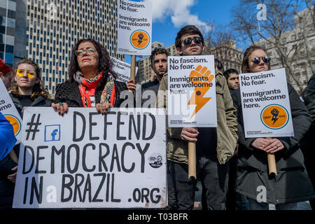 New York, Vereinigte Staaten. 16 Mär, 2019. New York City ist seit über drei Dutzend Städte auf der ganzen Welt am 16. März 2019 betrieb großer Demonstrationen der Vereinten Nationen Tag der Beseitigung der Rassendiskriminierung zu markieren. Der Marsch gegen Rassismus und Faschismus war, die durch die Koalition der Vereinigten gegen Rassismus und Faschismus - NYC, Gemeinschaft Gruppen und Einzelpersonen organisiert sich zu beschreiben als "United Massenopposition gegen die erstarkenden Rechtsextremen." Credit: Erik McGregor/Pacific Press/Alamy Leben Nachrichten zu mobilisieren. Stockfoto