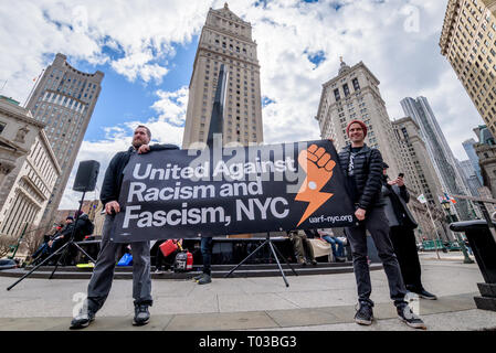 New York, Vereinigte Staaten. 16 Mär, 2019. New York City ist seit über drei Dutzend Städte auf der ganzen Welt am 16. März 2019 betrieb großer Demonstrationen der Vereinten Nationen Tag der Beseitigung der Rassendiskriminierung zu markieren. Der Marsch gegen Rassismus und Faschismus war, die durch die Koalition der Vereinigten gegen Rassismus und Faschismus - NYC, Gemeinschaft Gruppen und Einzelpersonen organisiert sich zu beschreiben als "United Massenopposition gegen die erstarkenden Rechtsextremen." Credit: Erik McGregor/Pacific Press/Alamy Leben Nachrichten zu mobilisieren. Stockfoto