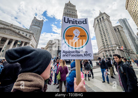 New York, Vereinigte Staaten. 16 Mär, 2019. New York City ist seit über drei Dutzend Städte auf der ganzen Welt am 16. März 2019 betrieb großer Demonstrationen der Vereinten Nationen Tag der Beseitigung der Rassendiskriminierung zu markieren. Der Marsch gegen Rassismus und Faschismus war, die durch die Koalition der Vereinigten gegen Rassismus und Faschismus - NYC, Gemeinschaft Gruppen und Einzelpersonen organisiert sich zu beschreiben als "United Massenopposition gegen die erstarkenden Rechtsextremen." Credit: Erik McGregor/Pacific Press/Alamy Leben Nachrichten zu mobilisieren. Stockfoto